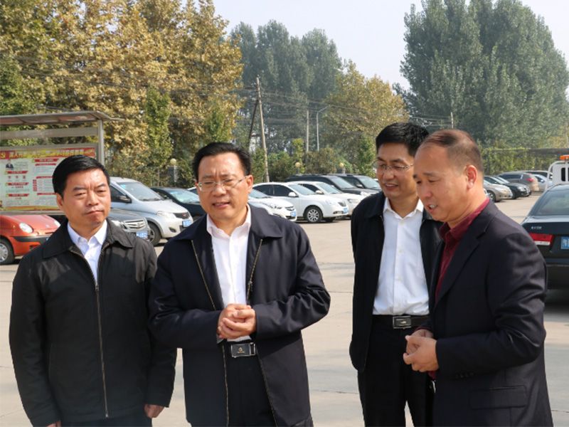 王克明與省工商聯黨組書記李德才、市政協副主席工商聯主席侯合柱、市委統 戰部副部長郭洪俠合影